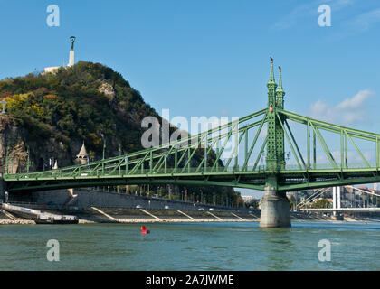 Liberty Bridge und der Freiheitsstatue auf Gellértberg Zitadelle. Budapest Stockfoto