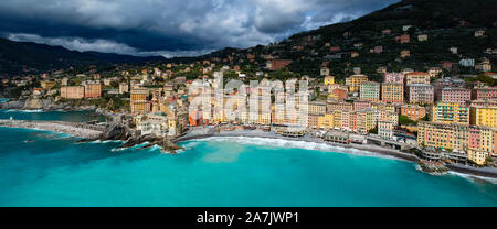 Landschaft von Camogli in einem bewölkten Tag Stockfoto