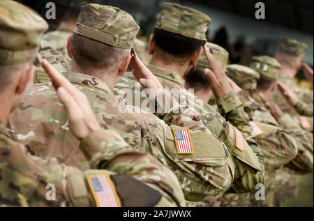 US-Soldat begrüssen. US-Armee. US-Truppen. Militär der USA. Veterans Day Stockfoto