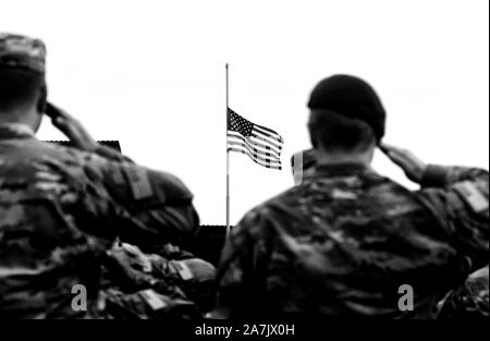 Amerikanische Soldaten salutierte US Flag. US-Armee. US-Truppen. Militär der USA. Veterans Day Stockfoto