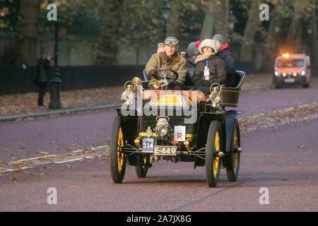 London, Großbritannien. 3. November 2019. Oldtimer zurück 1905 weiter Constitution Hill vor, auf einer Strecke ab im Hyde Park als Teil Bonhams London nach Brighton Veteran Car Run, der am längsten laufenden Autofahren Ereignis in der Welt, die erstmals in 1896 laufen, und hat in den meisten Jahren seit der ersten Revival 1927. Amer ghazzal/Alamy leben Nachrichten genommen Stockfoto