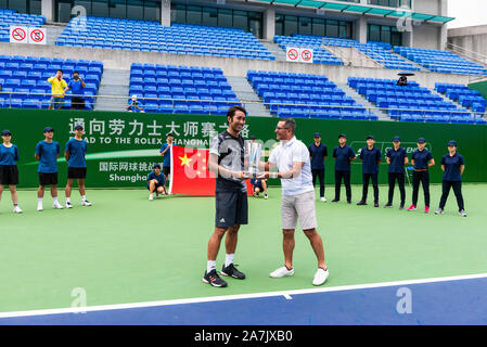 Japanische Tennisspielerin Yasutaka Uchiyama, Links, ist der Kelch vergeben nach dem yasutaka Uchiyama vs Wu Di Men's Single der 2019 ATP Shanghai Zugang Stockfoto