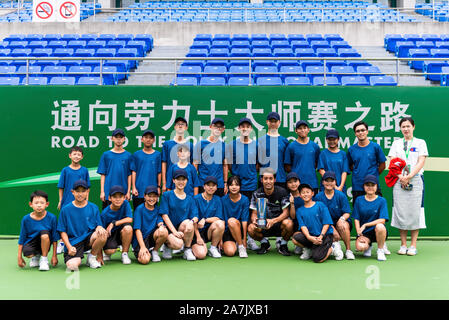 Japanische Tennisspielerin Yasutaka Uchiyama, Mitte schwarz, nimmt Bilder mit Freiwilligen nach dem yasutaka Uchiyama vs Wu Di Men's Single der 2019 EIN Stockfoto