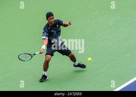 Japanische Tennisspielerin Yasutaka Uchiyama fängt den Ball an der Yasutaka Uchiyama vs Wu Di Men's Single der 2019 ATP Challenger in Shanghai Shangh Stockfoto