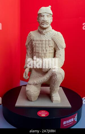 Ein LEGO Spielzeug Modell der Terracotta Krieger ist auf dem Display während der 'Dynasty von Backstein - Lego chinesische Kultur Ausstellung "in Peking, China, 5 Septembe Stockfoto