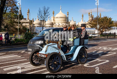 Brighton UK 3. November 2019 - Eine 1901 Darracq mit einem top hatted Fluggast von der Royal Pavilion in Brighton, wie sie in der Nähe der Oberfläche des Bonhams London nach Brighton Veteran Car Run. Über 400 pre-1905 Autos vom Hyde Park London am frühen Morgen und Ende an Brightons Madeira Drive am Meer: Credit Simon Dack/Alamy leben Nachrichten Stockfoto