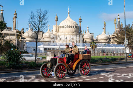 Brighton UK 3. November 2019 - Eine 1898 Panhard et Levassor von Jonathan Procter Besitz führt an der Royal Pavilion in Brighton, wie es das Ziel der Bonhams London nach Brighton Veteran Car Run nähert. Über 400 pre-1905 Autos vom Hyde Park London am frühen Morgen und Ende an Brightons Madeira Drive am Meer: Credit Simon Dack/Alamy leben Nachrichten Stockfoto