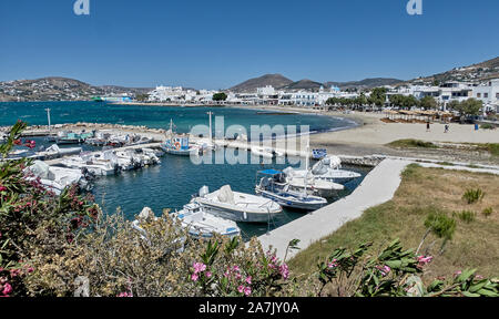 Paikia, Insel Paros, Griechenland - 30. Juni 2019: Blick auf den Yachthafen, den Strand und den Hafen von Parikia auf der Insel Paros, Griechenland Stockfoto