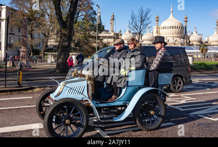 Brighton UK 3. November 2019 - Eine 1901 Darracq mit einem top hatted Fluggast von der Royal Pavilion in Brighton, wie sie in der Nähe der Oberfläche des Bonhams London nach Brighton Veteran Car Run. Über 400 pre-1905 Autos vom Hyde Park London am frühen Morgen und Ende an Brightons Madeira Drive am Meer: Credit Simon Dack/Alamy leben Nachrichten Stockfoto