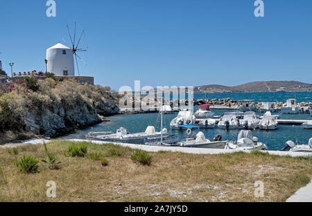 Paikia, Insel Paros, Griechenland - 30. Juni 2019: Blick auf den Yachthafen und seine Mühle in Parikia, Paros, Griechenland Stockfoto
