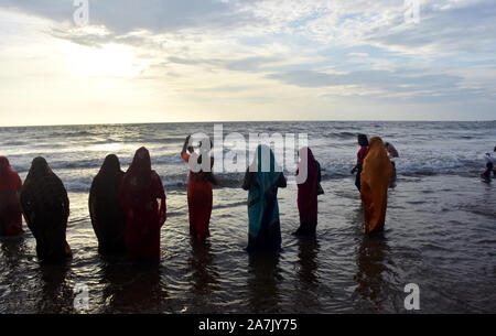 Mumbai, Indien. 02, Nov. 2019. Indisch-hinduistischen Gläubigen bieten Gebete an die Sonne auf den Anlass der Chhath Puja Festival am Juhu Beach am 02 November, 201 Stockfoto