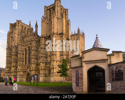 Eingang zu prächtigen Brunnen Anglikanische Kathedrale in Brunnen Somerset England UK gewidmet, St Andrew der Apostel und der Sitz des Bischofs von Badewanne und W Stockfoto