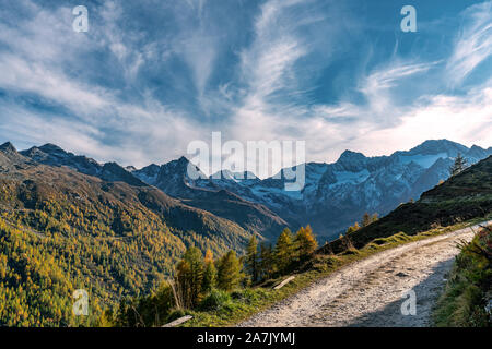 Weg in die Obere Glanegg Alm (Malga Dosso Piccolo) mit der Hohen steigende Alp Berge der Texelgruppe (Texelgruppe) in der Nähe der Timmelsjoc Stockfoto