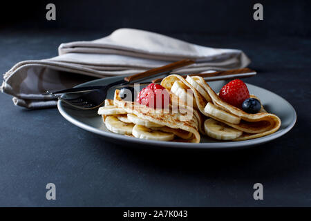 Crepe mit Banane, Erdbeer und Schokolade Stockfoto