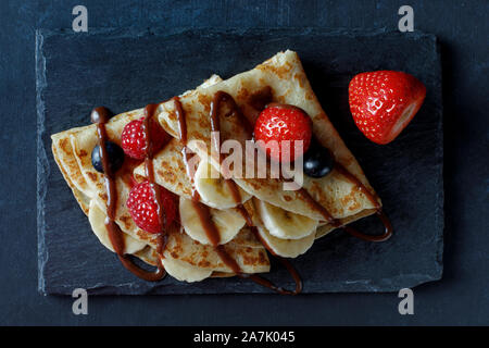 Crepe mit Banane, Erdbeer und Schokolade Stockfoto