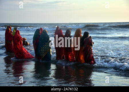 Mumbai, Indien. 02, Nov. 2019. Indisch-hinduistischen Gläubigen bieten Gebete an die Sonne auf den Anlass der Chhath Puja Festival am Juhu Beach am 02 November, 201 Stockfoto