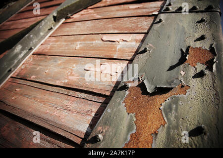 Abblätternde Farbe und rostigen Rahmen auf alten Eisenbahnwaggon. Stockfoto
