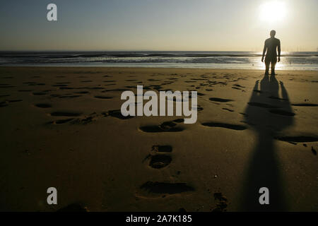 Die Zahlen der Antony Gormley skulpturale Kunst installation" an einen anderen Ort "am Crosby Beach, in der Nähe von Liverpool, Großbritannien. Stockfoto