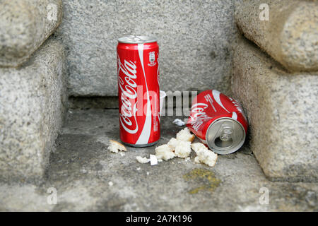 Zwei verworfen Coca Cola Erfrischungsgetränke Dosen. Stockfoto