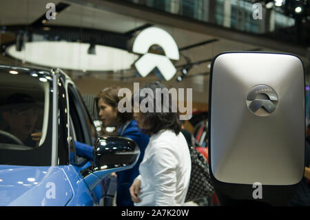---- Leute besuchen Sie den Stand von NIO während des 16. China (Guangzhou) Internationale Automobil Ausstellung, auch als automatische Guangzhou 2018 bekannt, in Gua Stockfoto