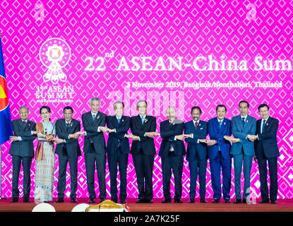 Bangkok, Thailand. 3. November, 2019. Chinesische Ministerpräsident Li Keqiang (5. L) posiert für ein Gruppenfoto mit anderen Staats- und Regierungschefs am 22. China-ASEAN (10 1) Leiter' Treffen in Bangkok, Thailand, November 3, 2019. Credit: zhai Jianlan/Xinhua/Alamy leben Nachrichten Stockfoto