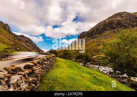 Auto Licht Wanderwege auf der Llanberis Pass, Snowdonia National Park, North Wales, UK Stockfoto