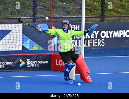 Stratford, London, UK. 3. November 2019. Claudia Schuler (Chile, Torhüter) während der Aufwärmphase. England v Chile. FIH-Frauen Olympic hockey nähere Bestimmung. Lee Valley Hockey und Tennis Center. Stratford. London. Vereinigtes Königreich. Credit: Sport in Bildern/Alamy leben Nachrichten Stockfoto