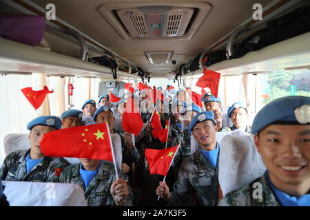 Die zweite Mannschaft des 9. Reihe der Chinesischen Friedenstruppe in der Republik Südafrika Sudan beenden ihre Mission und auf einem Flughafen in Zhengzhou ankommen Stockfoto