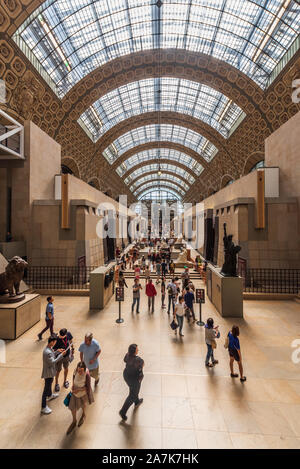 Die Haupthalle des Musée d ' Orsay. Seine gewölbte Form mit viel Tageslicht ist entlehnt sein früheres Leben als ein Bahnhof Stockfoto