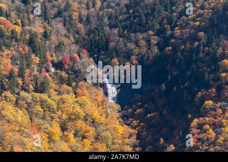 Blue Ridge Parkway in der Nähe von Mile Marker 361 Anzeigen Glassmine fällt, in der Asheville Wasserscheide Wasserversorgung der Burnett Stausee im Norden entfernt Stockfoto