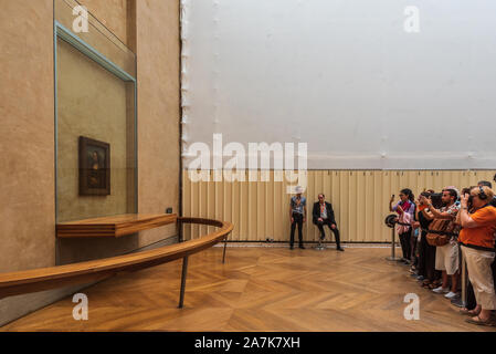 Besucher sehen die Mona Lisa hinter Panzerglas, von Leonardo da Vinci, 1519, Musee du Louvre-Museum, Paris, Frankreich Stockfoto