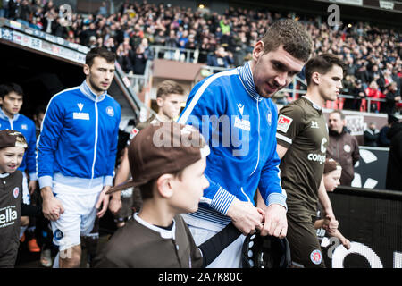 Hamburg, Deutschland. 02 Nov, 2019. Damian Rossbach (KSC) ankommen. GES/Fußball/2. Bundesliga: 1. FC St. Pauli Hamburg Hamburg - Karlsruher SC, 02.11.2019 Fußball: 2. Liga: 1. FC St. Pauli Hamburg Hamburg vs Karlsruher Sport-Club, Hamburg, November 2, 2019 | Verwendung der weltweiten Kredit: dpa/Alamy leben Nachrichten Stockfoto