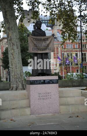 29. Oktober 2019 London, Parliament Square, Statue von Stimmen für Frauen suffragette Millicent Fawcett. Banner: Mut zum Mut Überall'. Stockfoto