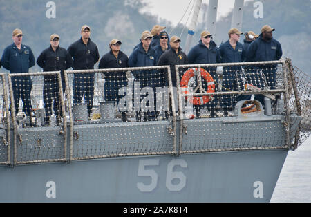 Yokosuka, Japan. 03 Nov, 2019. Segler stehen auf der USS John S. McCain (DDG-56) während Ankunft auf Flotte Aktivitäten Yokosuka in Yokosuka, Kanagawa-Prefecture, Japan am Sonntag, den 3. November 2019. McCain hat in der Instandhaltung seit Mitte Dezember 2017 nach einem Aug.21, 2017, Kollision zwischen dem Kriegsschiff und dem chemikalientankschiff Alnic MC, die in den Tod von 10 Seeleuten geführt. Foto von Mori Keizo/UPI Quelle: UPI/Alamy leben Nachrichten Stockfoto