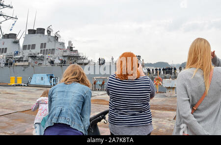 Yokosuka, Japan. 03 Nov, 2019. Sailor 'Familie der USS John S. McCain (DDG-56) sind auf Warten auf Flotte Aktivitäten Yokosuka in Yokosuka, Kanagawa-Prefecture, Japan am Sonntag November 3, 2019 gesehen. McCain hat in der Instandhaltung seit Mitte Dezember 2017 nach einem Aug.21, 2017, Kollision zwischen dem Kriegsschiff und dem chemikalientankschiff Alnic MC, die in den Tod von 10 Seeleuten geführt. Foto von Mori Keizo/UPI Quelle: UPI/Alamy leben Nachrichten Stockfoto