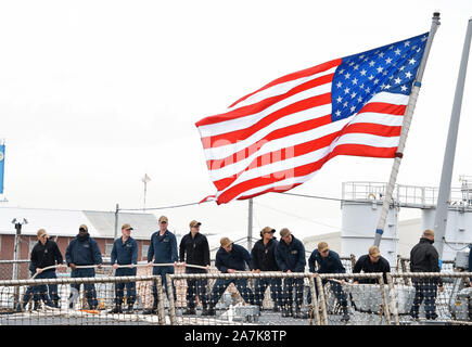 Yokosuka, Japan. 03 Nov, 2019. Matrosen arbeiten auf der USS John S. McCain (DDG-56) während Ankunft auf Flotte Aktivitäten Yokosuka in Yokosuka, Kanagawa-Prefecture, Japan am Sonntag, den 3. November 2019. McCain hat in der Instandhaltung seit Mitte Dezember 2017 nach einem Aug.21, 2017, Kollision zwischen dem Kriegsschiff und dem chemikalientankschiff Alnic MC, die in den Tod von 10 Seeleuten geführt. Foto von Mori Keizo/UPI Quelle: UPI/Alamy leben Nachrichten Stockfoto