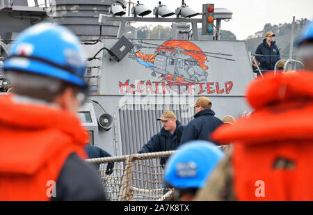 Yokosuka, Japan. 03 Nov, 2019. Matrosen arbeiten auf der USS John S. McCain (DDG-56) während Ankunft auf Flotte Aktivitäten Yokosuka in Yokosuka, Kanagawa-Prefecture, Japan am Sonntag, den 3. November 2019. McCain hat in der Instandhaltung seit Mitte Dezember 2017 nach einem Aug.21, 2017, Kollision zwischen dem Kriegsschiff und dem chemikalientankschiff Alnic MC, die in den Tod von 10 Seeleuten geführt. Foto von Mori Keizo/UPI Quelle: UPI/Alamy leben Nachrichten Stockfoto