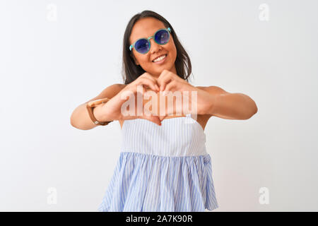 Junge chinesische Frau tragen gestreifte Kleidung und Sonnenbrillen über isoliert weißer Hintergrund lächelnd in Liebe mit Herz und Formen mit den Händen. Rom Stockfoto