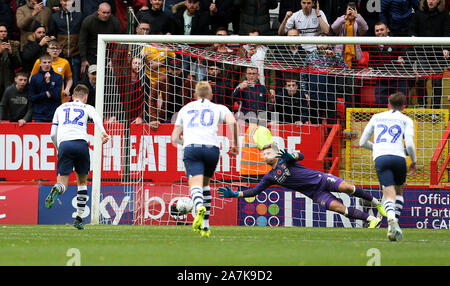 Preston North End von Paul Gallagher Kerben seine Seiten erstes Ziel von der Strafe während der Sky Bet Championship match Im Tal, Charlton. Stockfoto