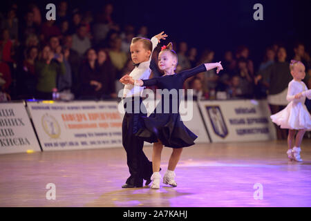 Kleine Mädchen und Jungen tanzen in Paaren in den Ballsaal. Oktober 20, 2019 in Kiew, Ukraine. Stockfoto