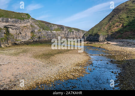 Eingang Smoo Höhle, einen großen kombinierten See- und Süßwasser-Höhle mit einem Wasserfall, Durness, Highlands, Schottland. Stockfoto