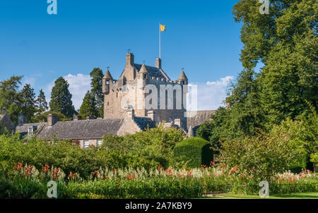 Historische Cawdor Castle, inmitten von Gärten in der Pfarrei von Cawdor in Nairnshire, Schottland. Stockfoto