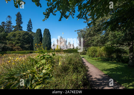 Historische Cawdor Castle, inmitten von Gärten in der Pfarrei von Cawdor in Nairnshire, Schottland. Stockfoto