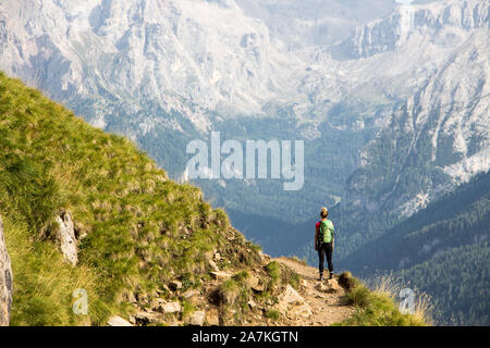 Italien Dolomiten einsamer Wanderer vor massiven Felsen Blick der Marmolada. Stockfoto