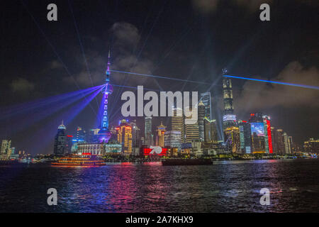 Nacht Blick auf den Huangpu Fluß und die Finanzviertel Lujiazui mit beleuchteten Wolkenkratzer und Hochhäuser in Pudong, Shanghai, China. Stockfoto