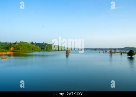 Malerische Aussicht von Halon Dam, Madhya Pradesh, ein beliebter Picknickplatz der Einheimischen. Stockfoto