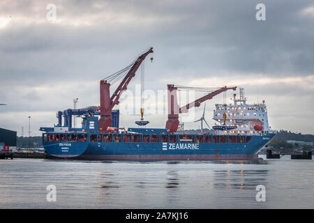 Pacific Palisades, Cork, Irland. 03. November 2019. Frachtschiff Zea Fokus nutzt ihre Hebezeuge Abschnitte der Gantry Cranes auf Deck an der Werft in Pacific Palisades, Co Cork, Irland zu laden. - Gutschrift; David Creedon/Alamy Live News Credit: David Creedon/Alamy leben Nachrichten Stockfoto