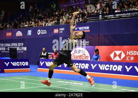 Chinesische professionelle Badminton Spieler Chen Lange konkurriert gegen Malaysische professionelle Badminton Spieler Schutze Zii Jia an der ersten Runde von VICTOR Kinn Stockfoto