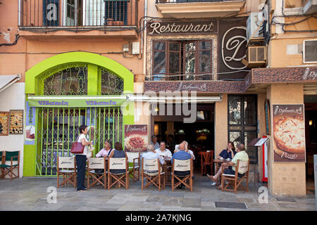 Street Cafe in der Altstadt von Palma, Mallorca, Palma de Mallorca, Balearen, Spanien Stockfoto