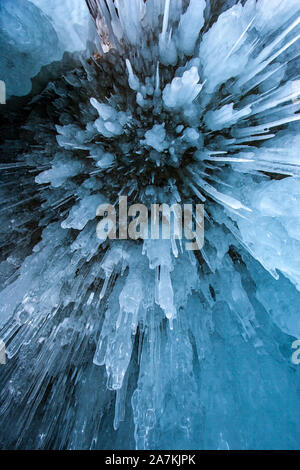 Natürliche textile Hintergrund. Sharp blau Eiszapfen von der Decke der Höhle. Ansicht von unten. Vertikale Ausrichtung. Stockfoto